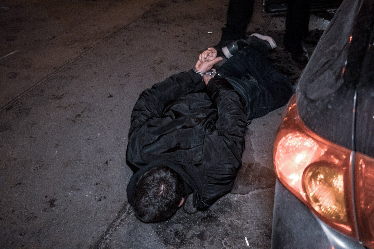 Мужчина пытался уйти от полиции, однако после аварии правоохранители задержали его 