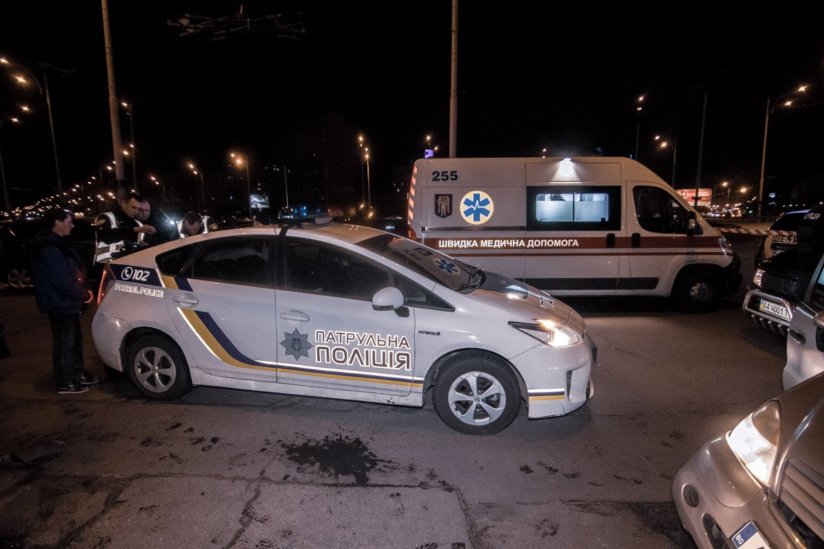 На месте происшествия работали патрульная полиция и следственно-оперативная группа, которые устанавливают все детали происшествия 