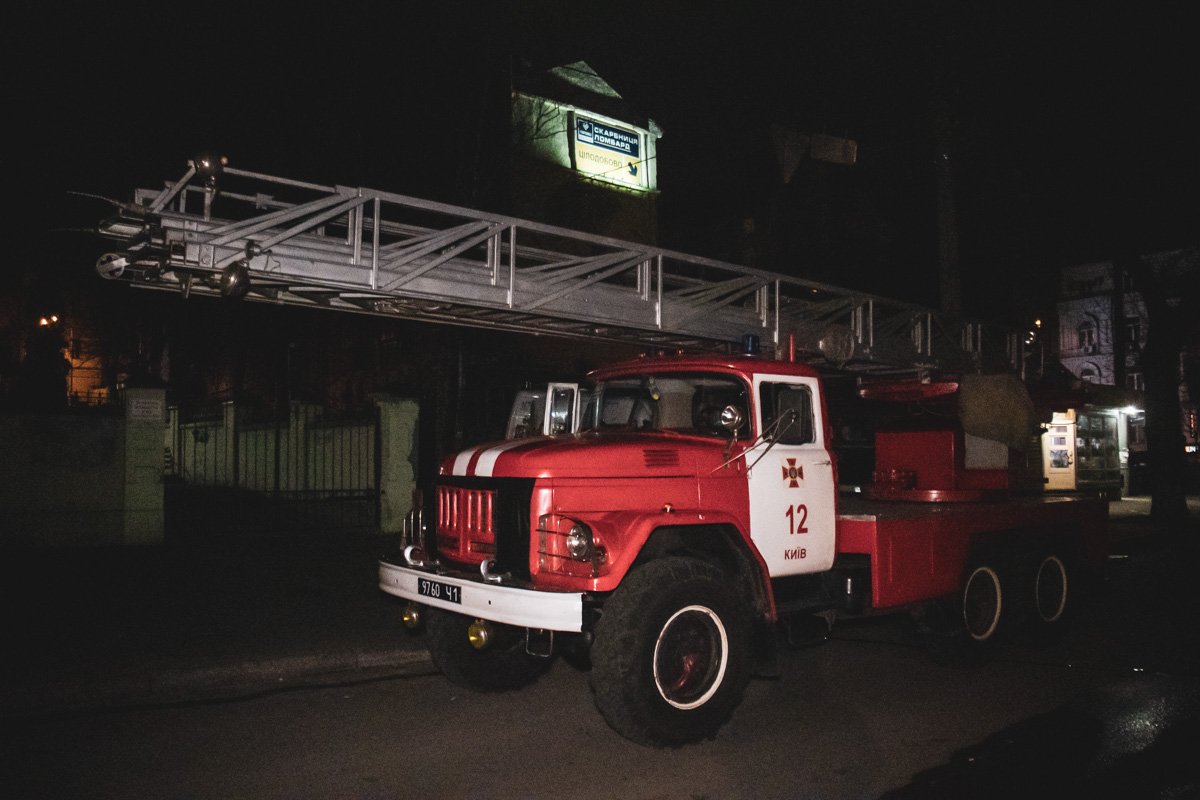 По предварительной информации, пожар разгорелся в вентиляционной системе, однако эти данные уточняются 