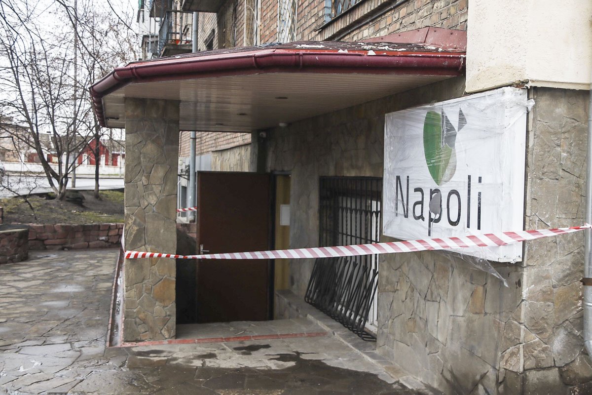 Вход в магазин оградили