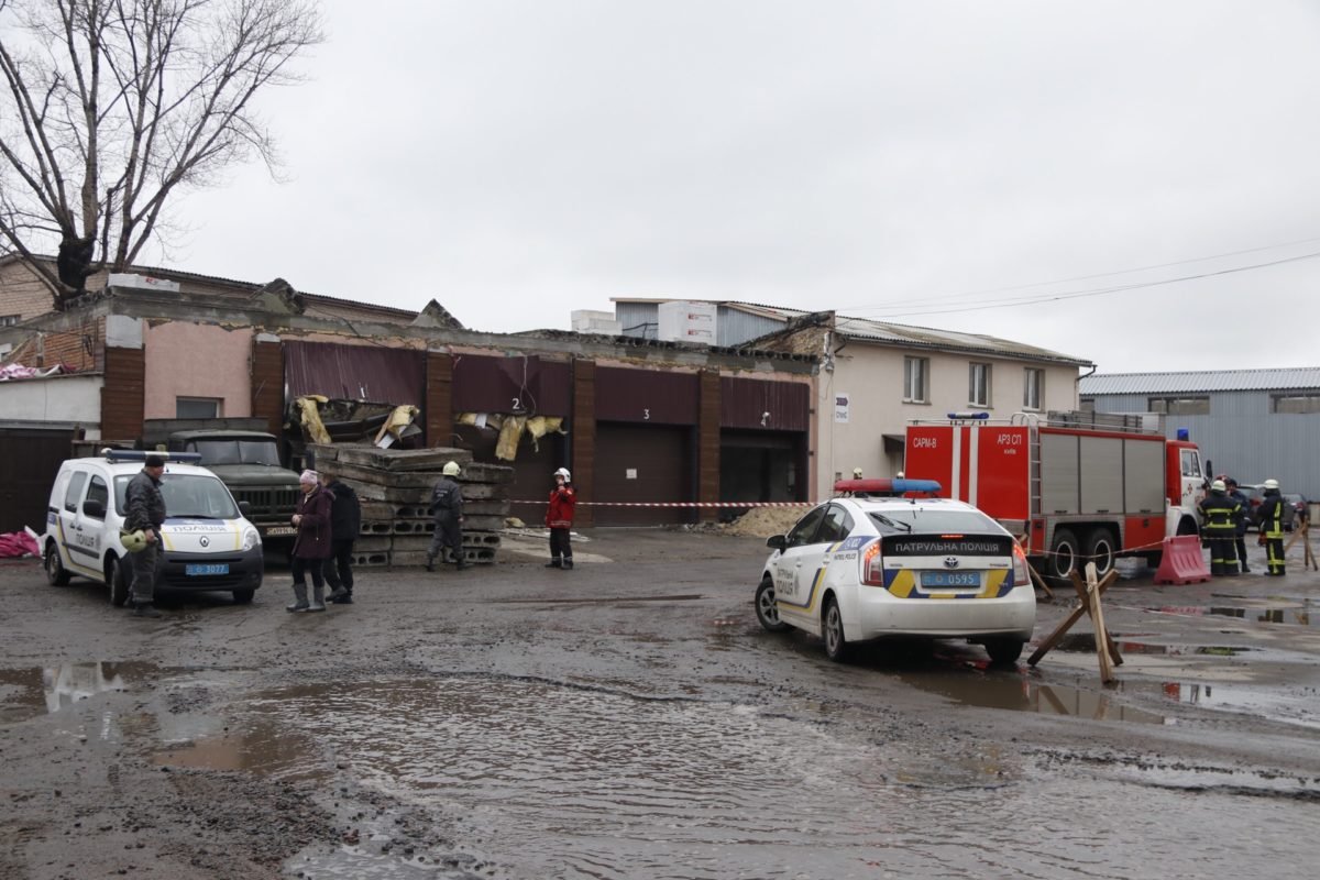 На месте работают экстренные службы - спасатели, полиция, КАРС На месте работают экстренные службы - спасатели, полиция, КАРС