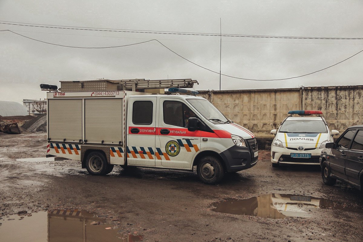 На место оперативно прибыли экстренные службы — спасатели, полиция, КАРС и «скорая»