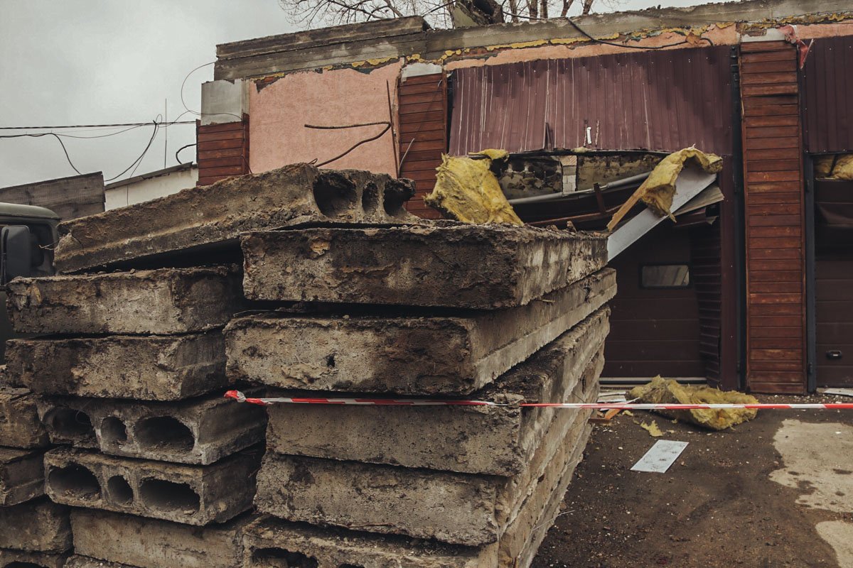 Предварительно, ранее в этом здании находилась СТО