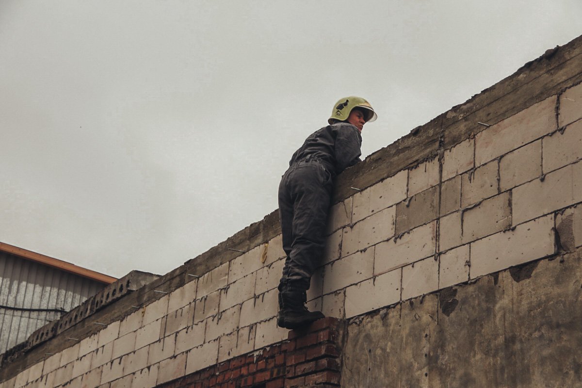 Как рассказали нашей группе, рабочие собирались построить второй этаж на старых плитах