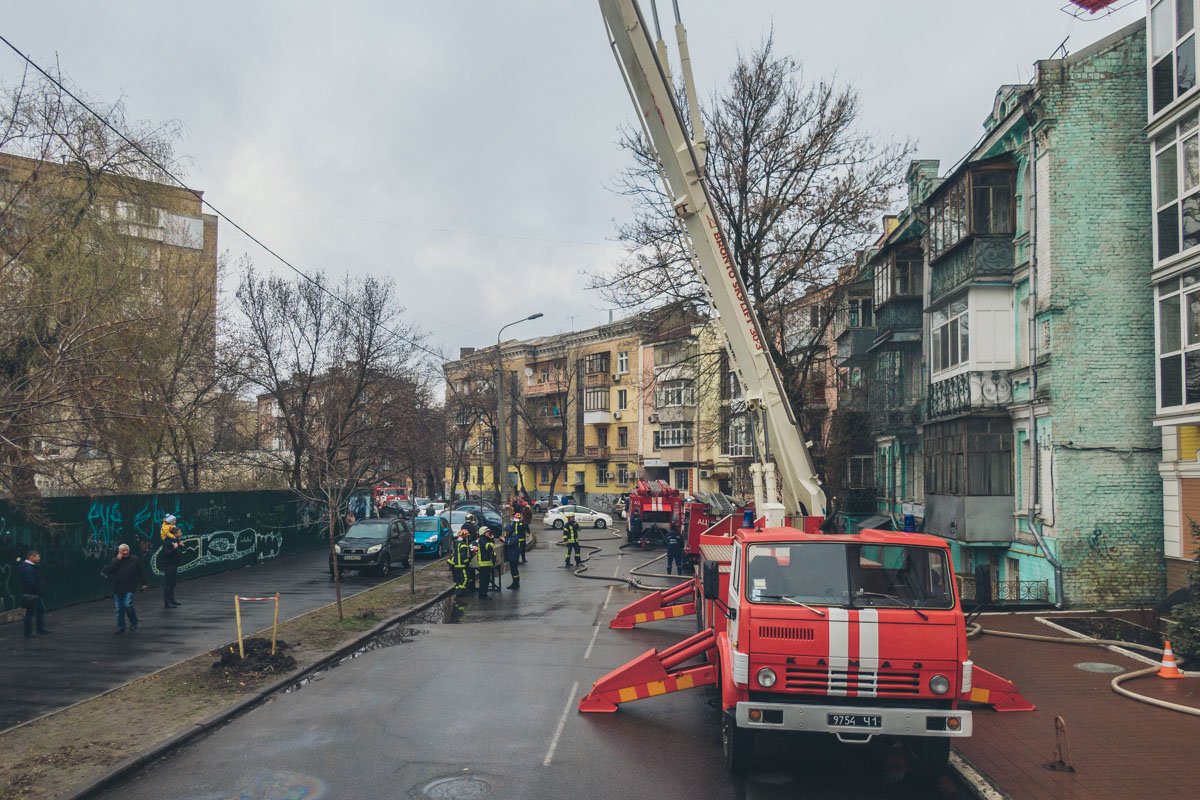 В среду, 27 марта, в Подольском районе Киева по адресу улица Юрковская, 28 загорелась квартира на 3 этаже