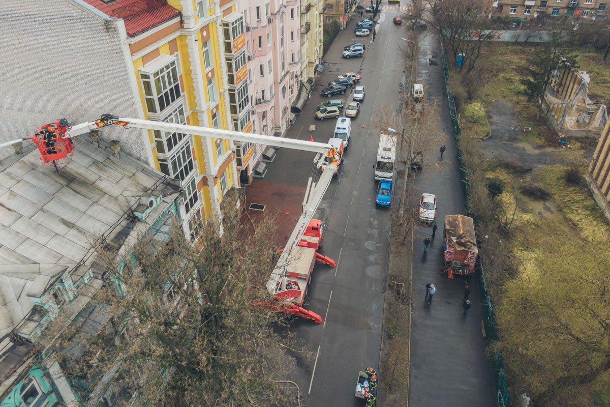 Из-за того, что в доме деревянные перегородки, огонь довольно быстро распространился на крышу трехэтажки