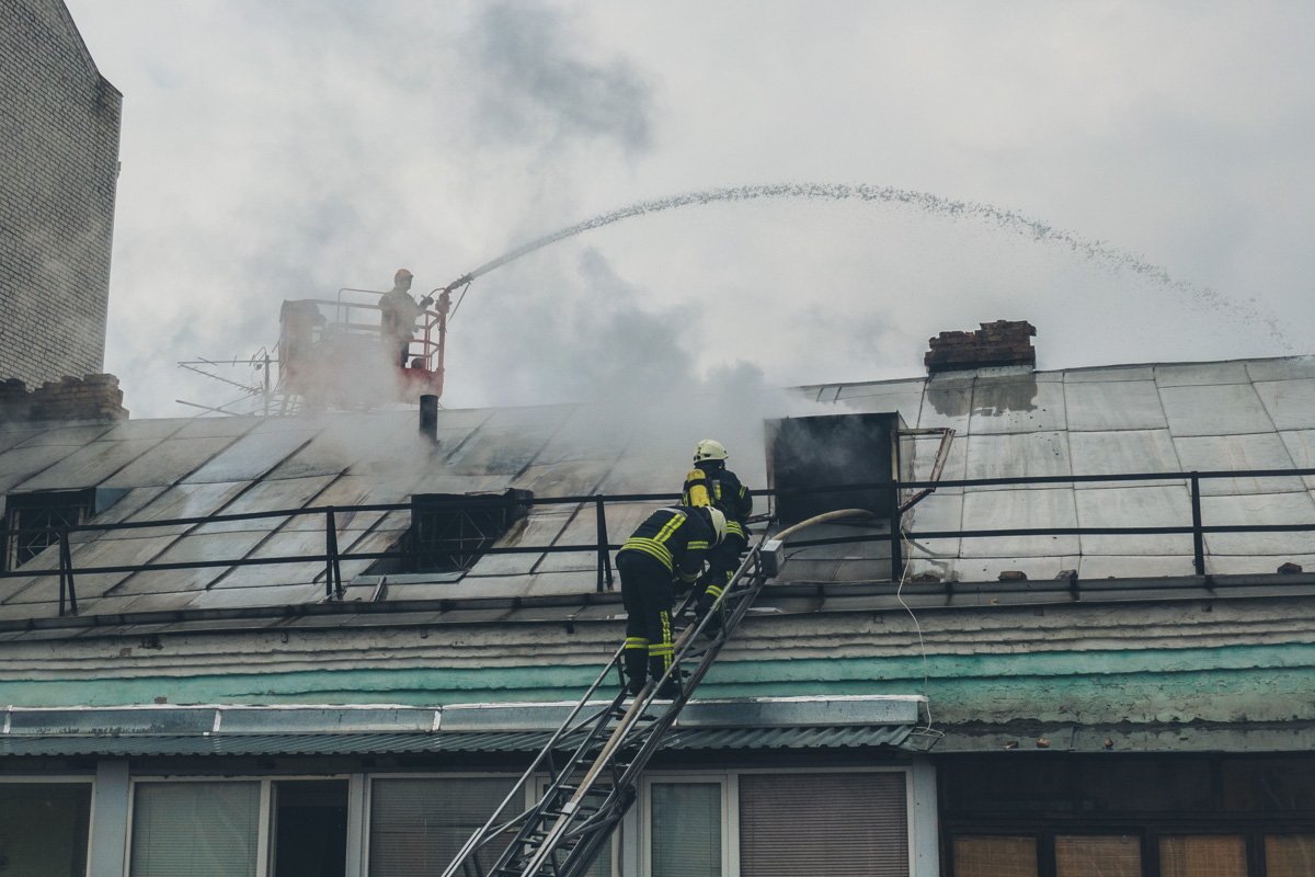 Площадь пожара, предварительно, составила около 100 квадратных метров