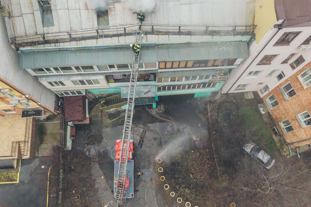 На месте работает 9 единиц спасательной техники и 37 человек личного состава