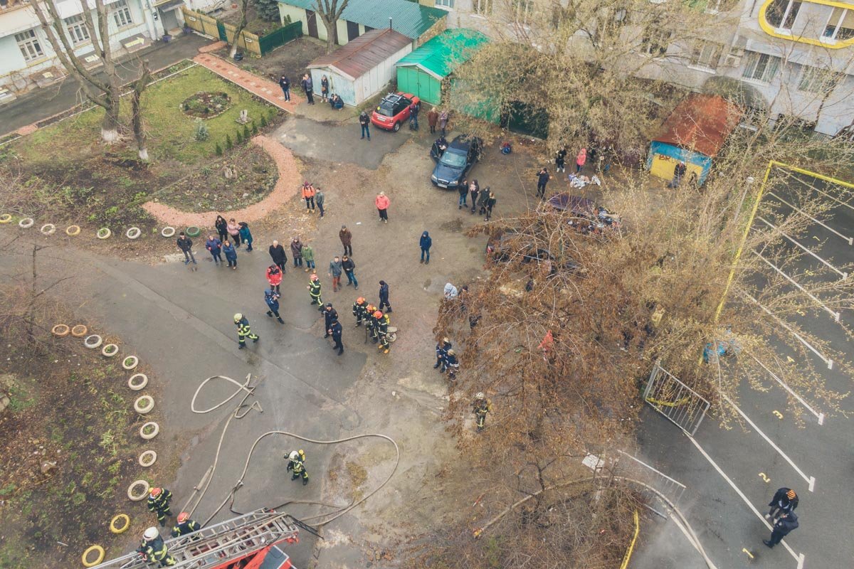 Информации о пострадавших пока нет, однако спасатели все еще работают над локализацией и ликвидацией пожара