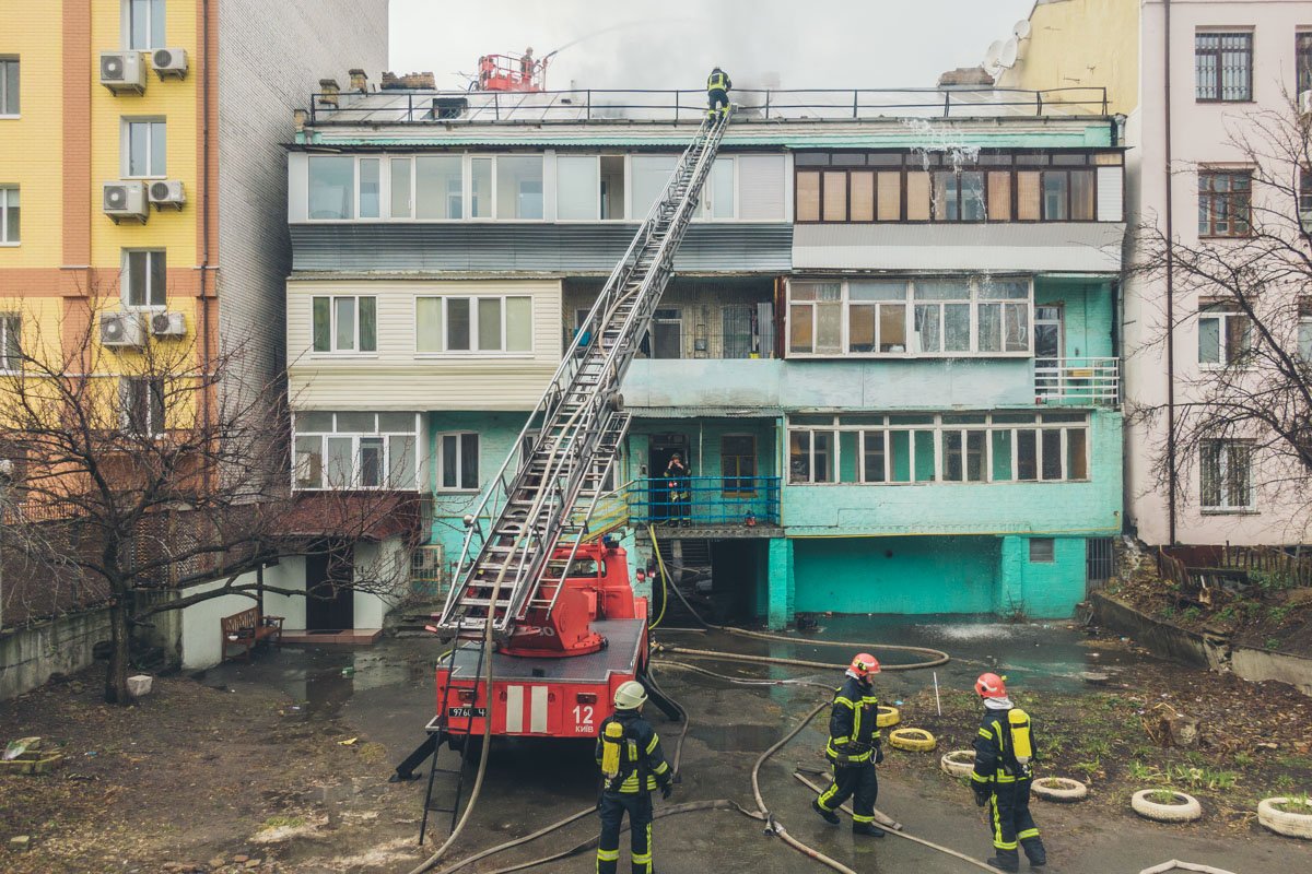 По состоянию на 13:40 спасатели продолжают ликвидировать пожар на крыше с помощью коленчатого подъемника