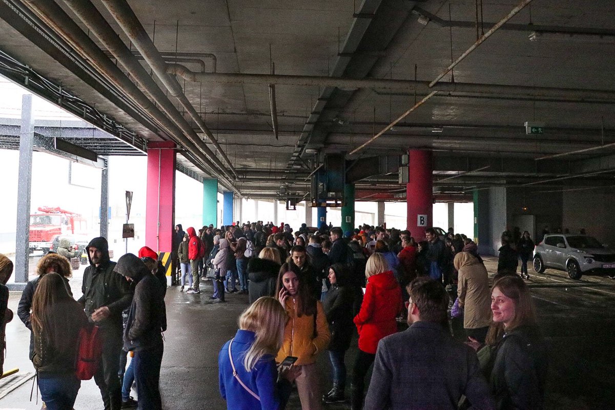 Посетителей и персонал эвакуировали