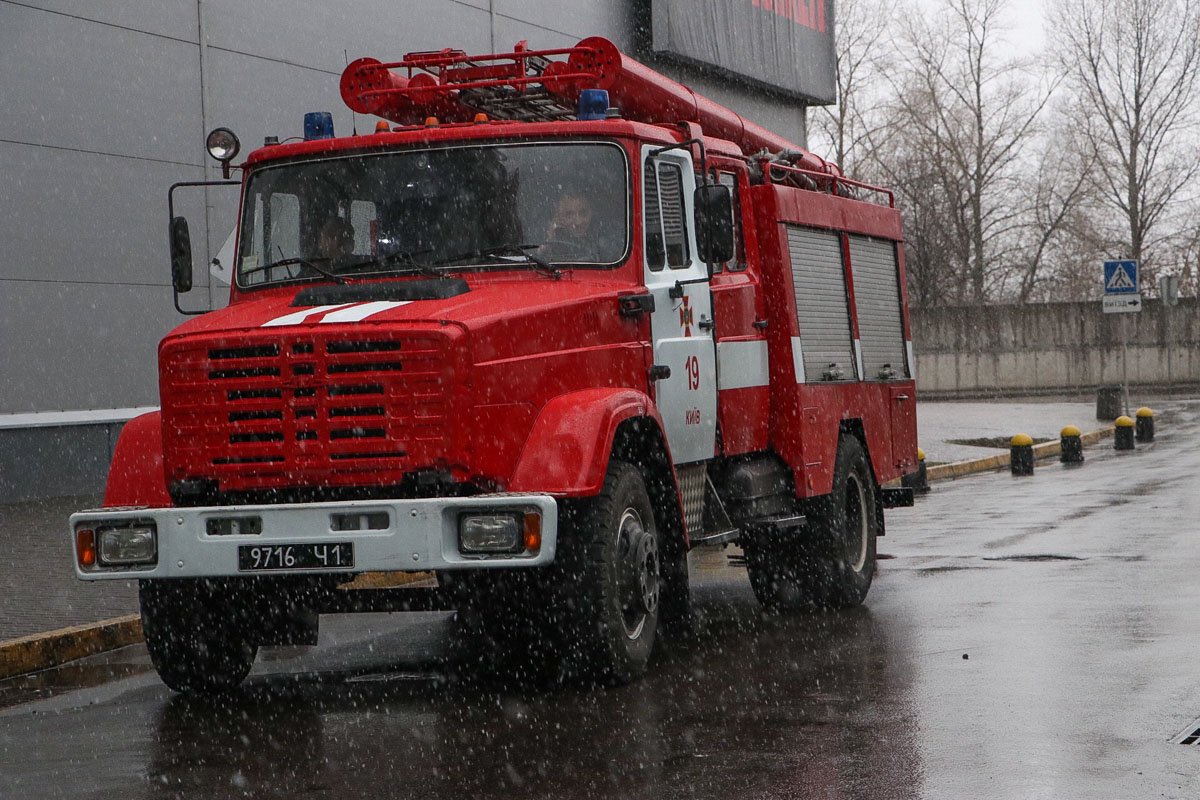 На место прибыли взрывотехники, сотрудники ГСЧС и кинологическая служба