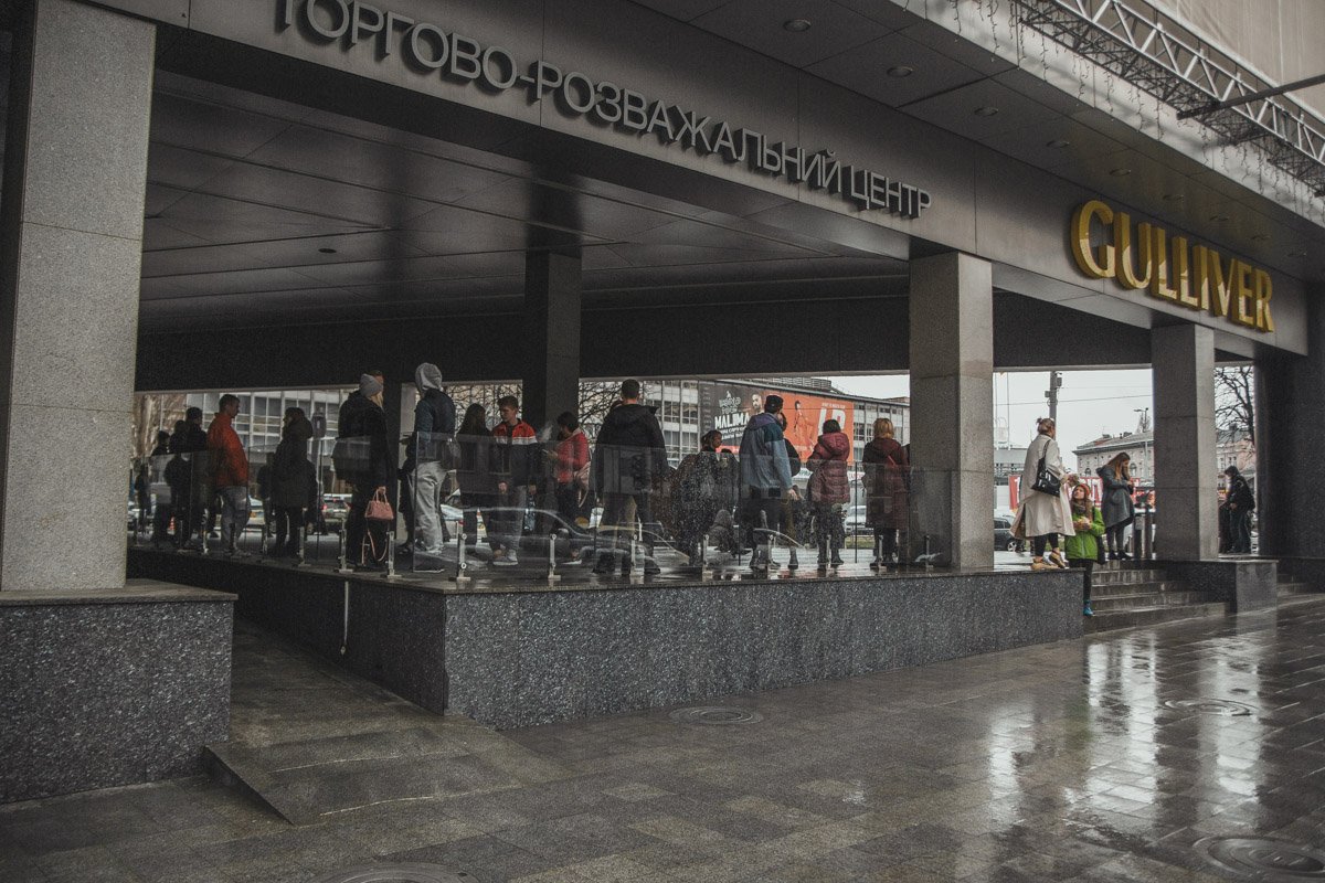 В среду, 27 марта, в Киеве, из здания по адресу площадь Спортивная, 1а эвакуируют людей