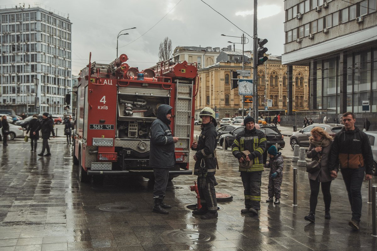 Во внутрь никого не впускают