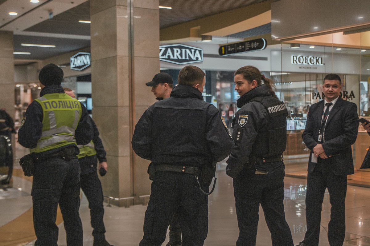 На данный момент к зданию приехали правоохранители, медики и пожарные