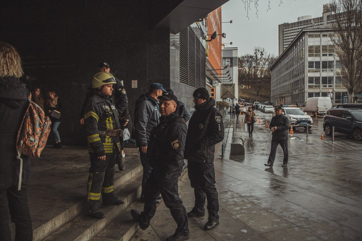 Они дежурят на месте происшествия и ожидают взрывотехников