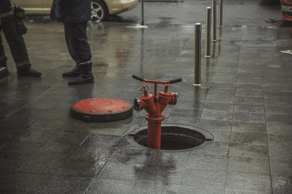 Изначально из зданий выводили людей, а на входах стояла охрана