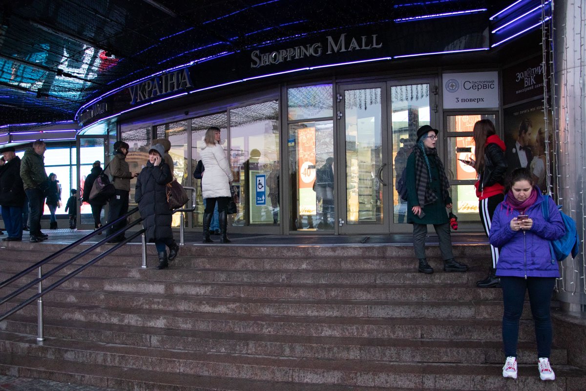 Персонал и покупателей вывели из здания