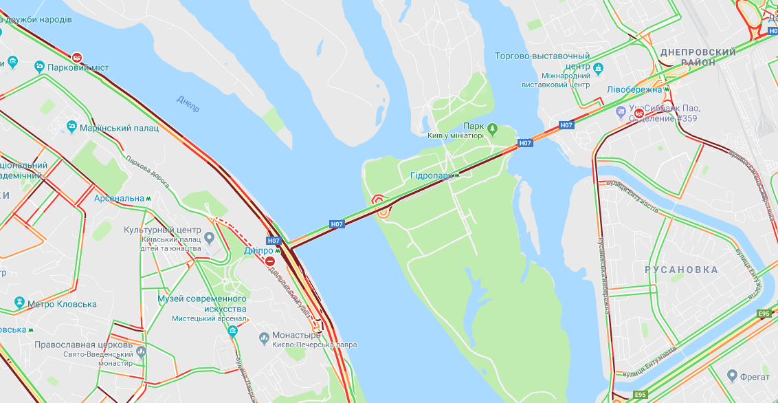От метро "Днепр" в сторону Гидропарка очень напряженная ситуация От метро "Днепр" в сторону Гидропарка очень напряженная ситуация