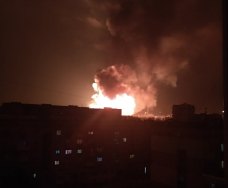 Взорвалось авто на стоянке, а от него огонь перебросился на остальные машины