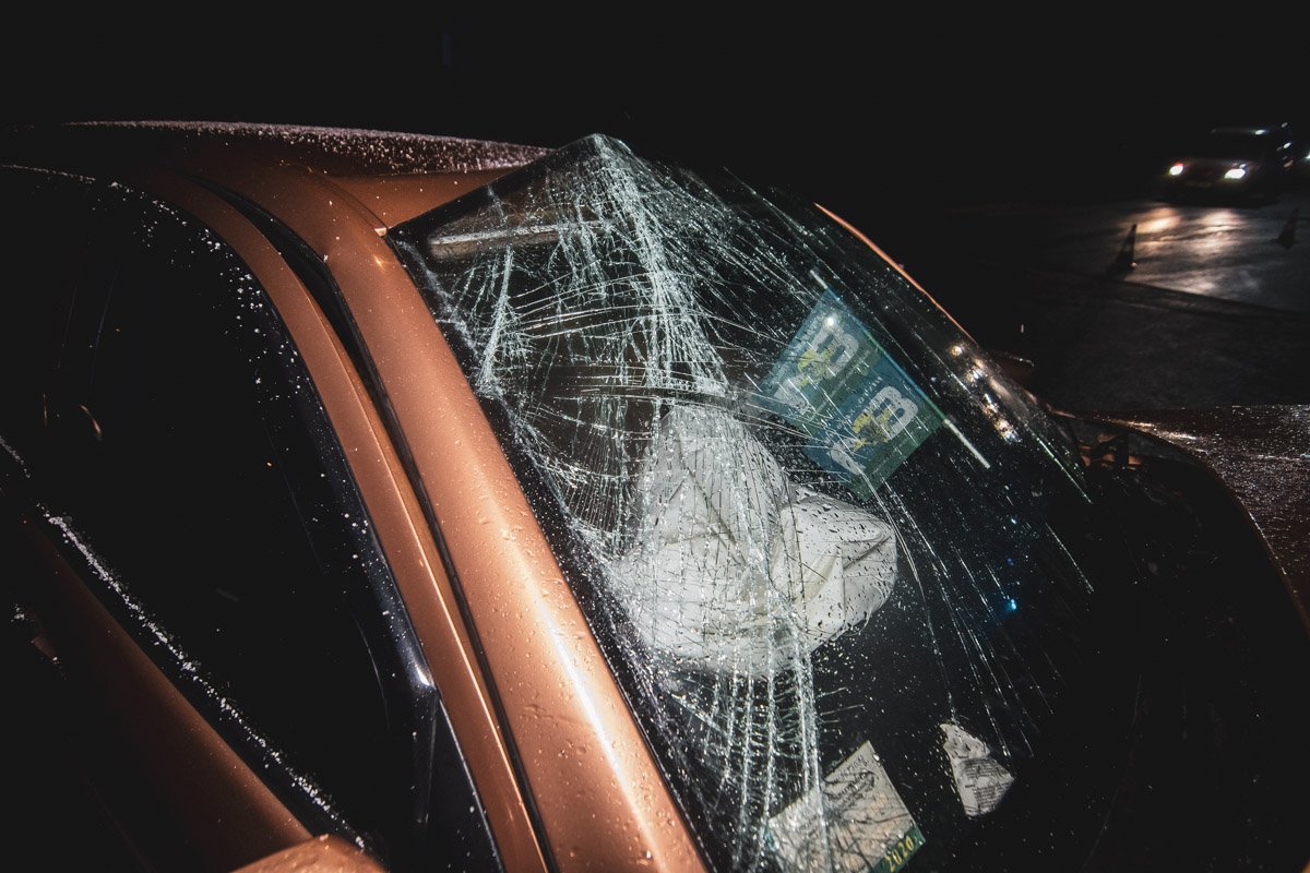 На улице Днепроводской, 1а произошла авария с участием автомобиля Skoda Fabia