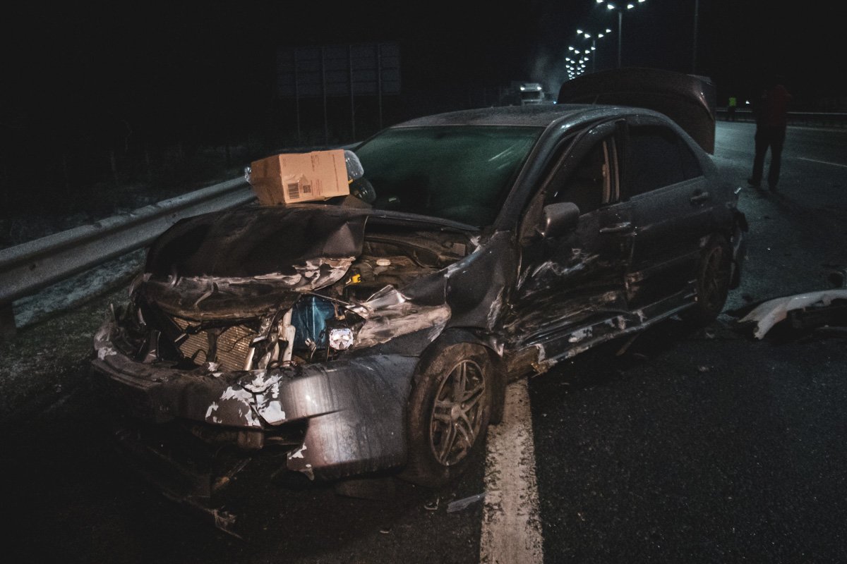 Несколько автомобилей улетели в отбойник