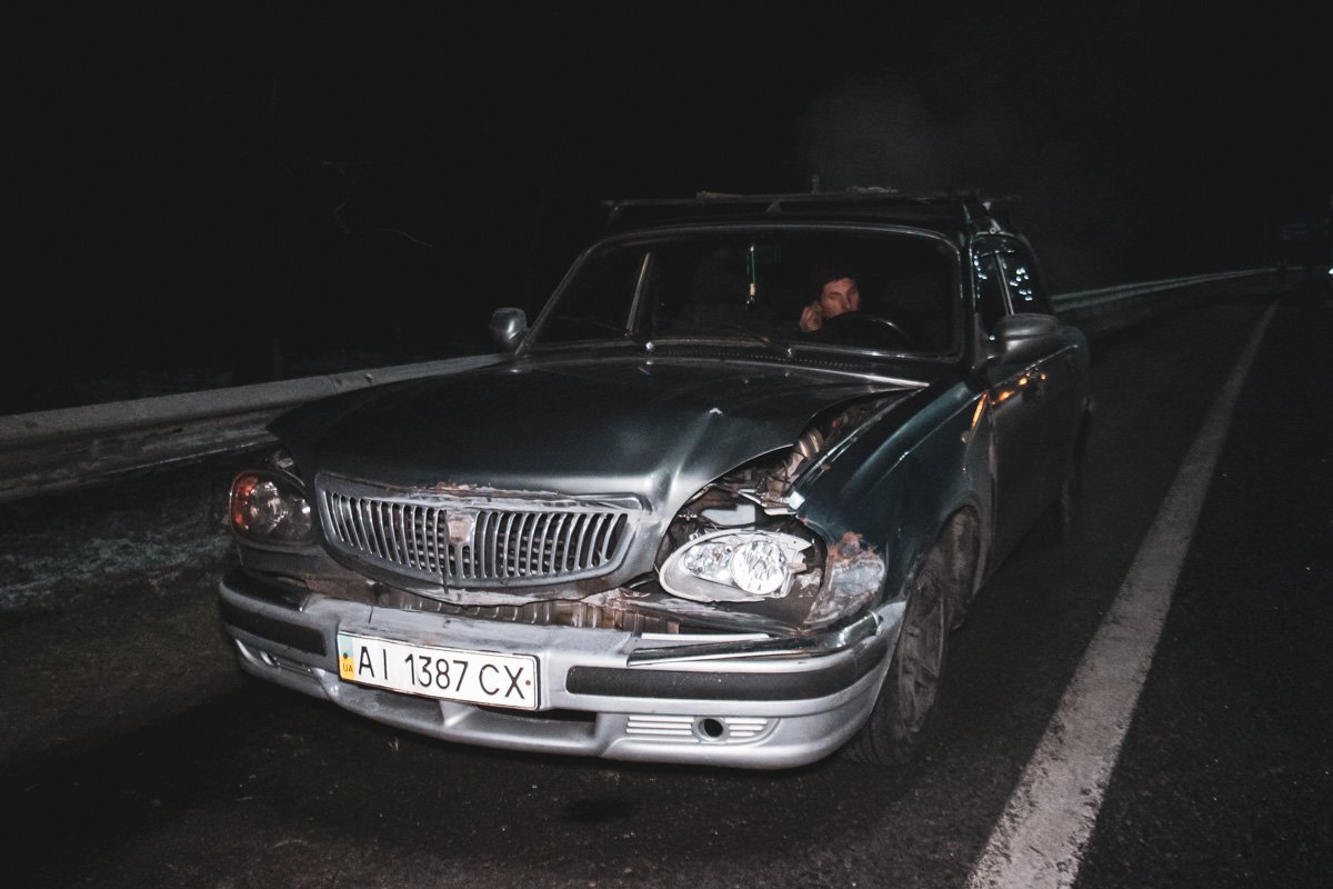 Прибывшие на место происшествия полицейские оцепили трассу и не пропускали машины едущие по Бориспольской трассе в сторону Киева