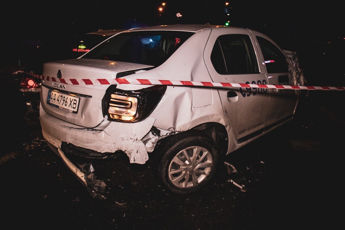 После столкновения с Chevrolet BMW занесло и он врезался в едущие на встречу автомобили Lada Kalina, Mitsubishi Lancer, Renault Logan и Daewoo Nexia