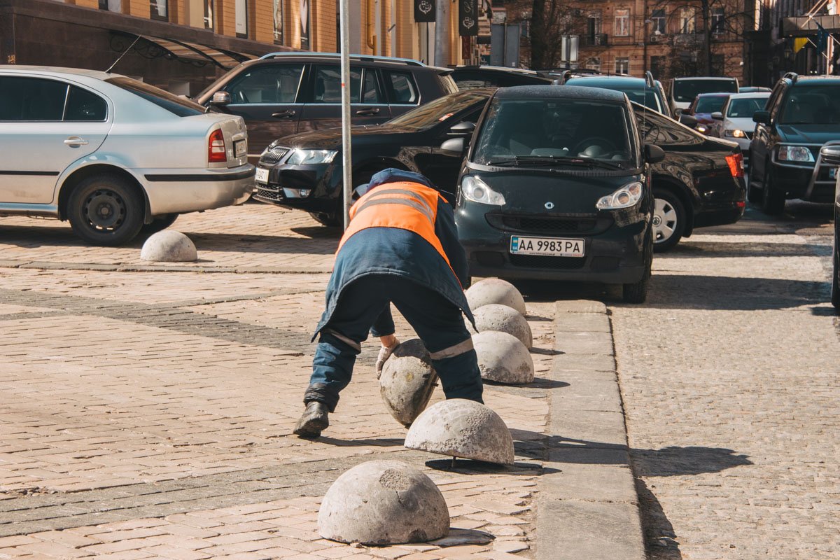 Вдоль границ пешеходной зоны установили специальные ограничители заезда, чтобы автолюбители не парковали там свои машины Вдоль границ пешеходной зоны установили специальные ограничители заезда, чтобы автолюбители не парковали там свои машины