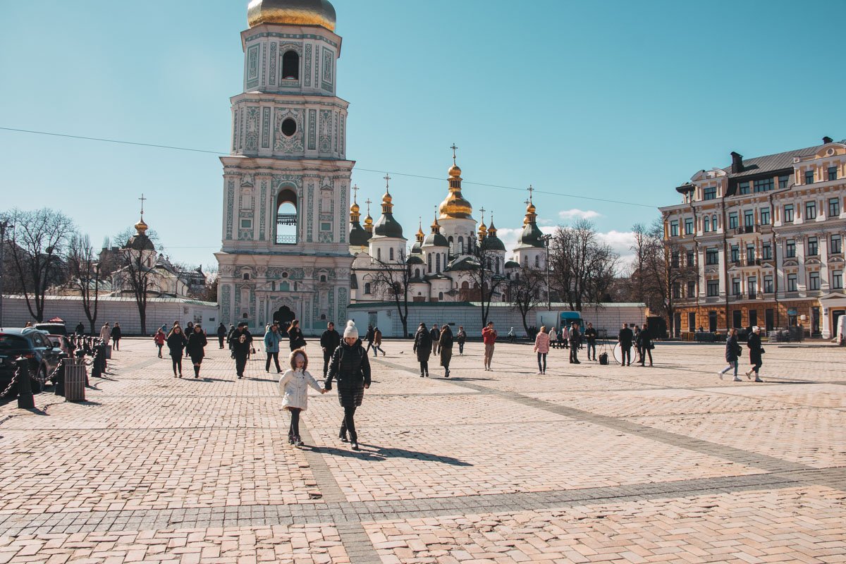 Благодаря этому Софийская площадь наконец стала выглядеть так, как и должна - с кучей прогуливающихся людей и без баррикад из автомобилей Благодаря этому Софийская площадь наконец стала выглядеть так, как и должна - с кучей прогуливающихся людей и без баррикад из автомобилей