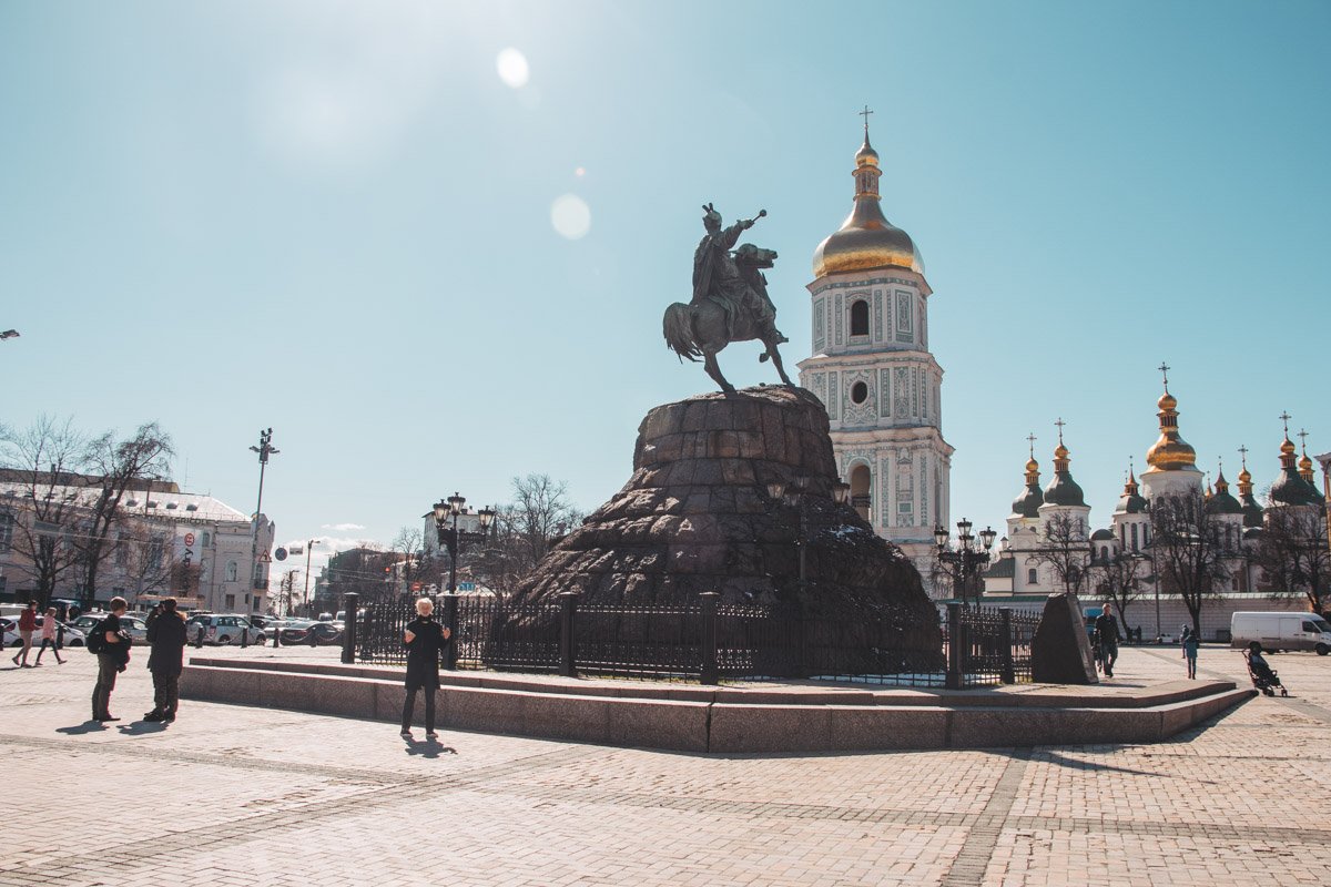 Также памятник Богдану Хмельницкому теперь тоже наконец избавился от компании в лице припаркованных автомобилей Также памятник Богдану Хмельницкому теперь тоже наконец избавился от компании в лице припаркованных автомобилей