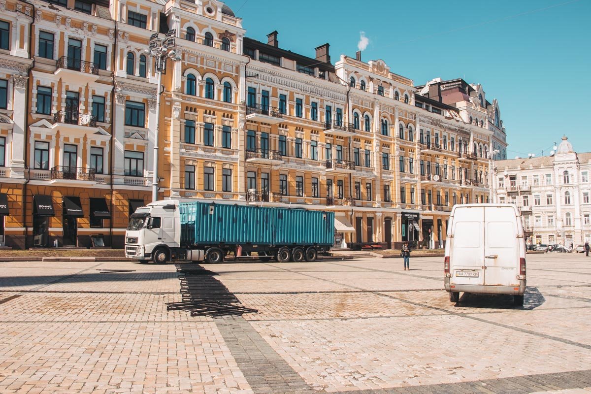Единственные машины, которые можно было увидеть на площади, были заняты подготовкой сцены Единственные машины, которые можно было увидеть на площади, были заняты подготовкой сцены