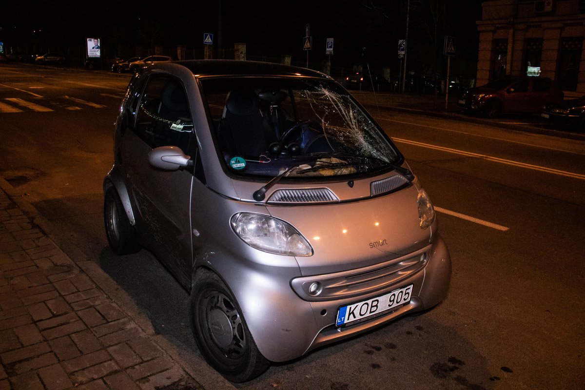 В Киеве Smart сбил девушку В Киеве Smart сбил девушку