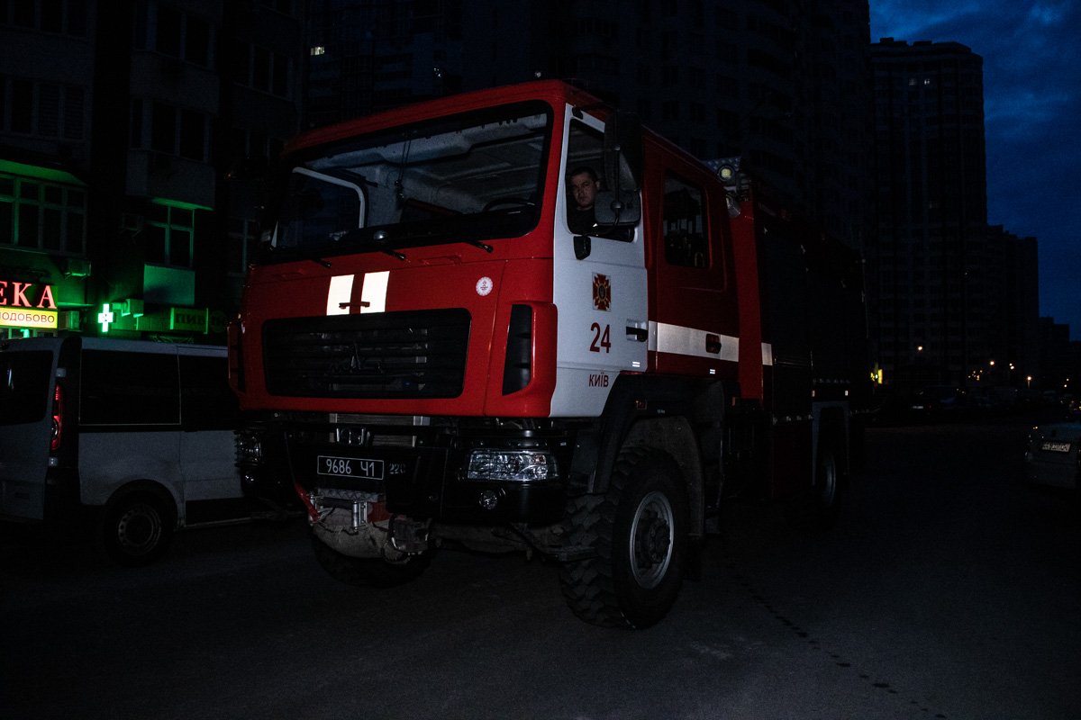 На Позняках загорелся строительный вагончик На Позняках загорелся строительный вагончик