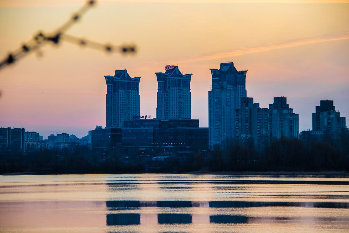В этих окнах еще сладко спят жители Киева В этих окнах еще сладко спят жители Киева
