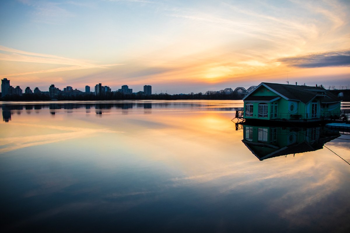 От утренней реки веет свежестью От утренней реки веет свежестью