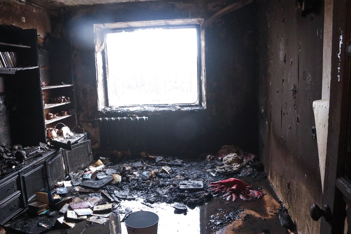 В результате инцидента одна из комнат квартиры выгорела полностью