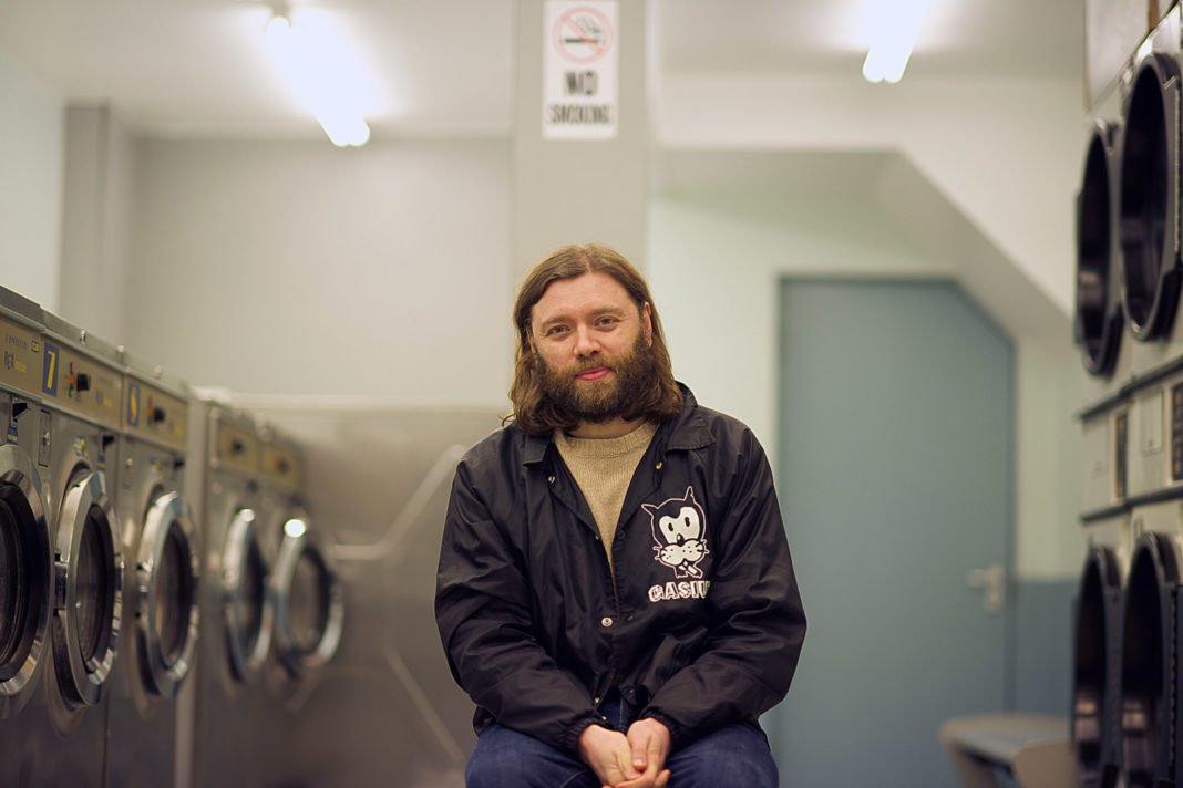 На актуальной схеме клубной Германии Герд Янсон занимает центровую позицию, связывающую камерность клубных площадок с масштабными фестивальными сценами