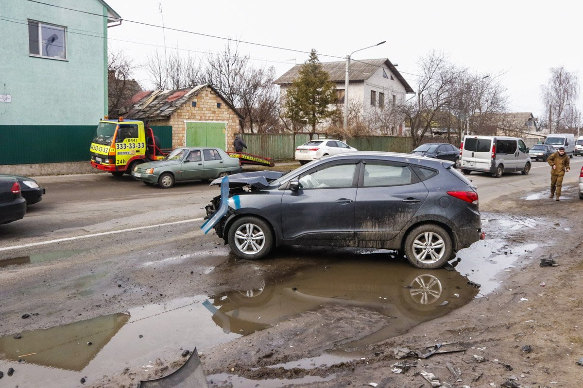 Под Киевом в селе Старые Петровцы произошло тройное ДТП с пострадавшими