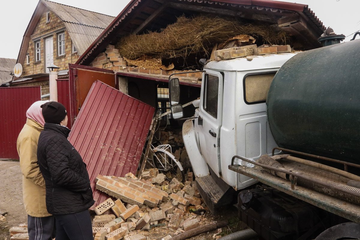 От удара Hyundai выбросило на полосу встречного движения, где он столкнулся лоб в лоб с ассенизатором. После чего грузовик вылетел с проезжей части и протаранил гараж