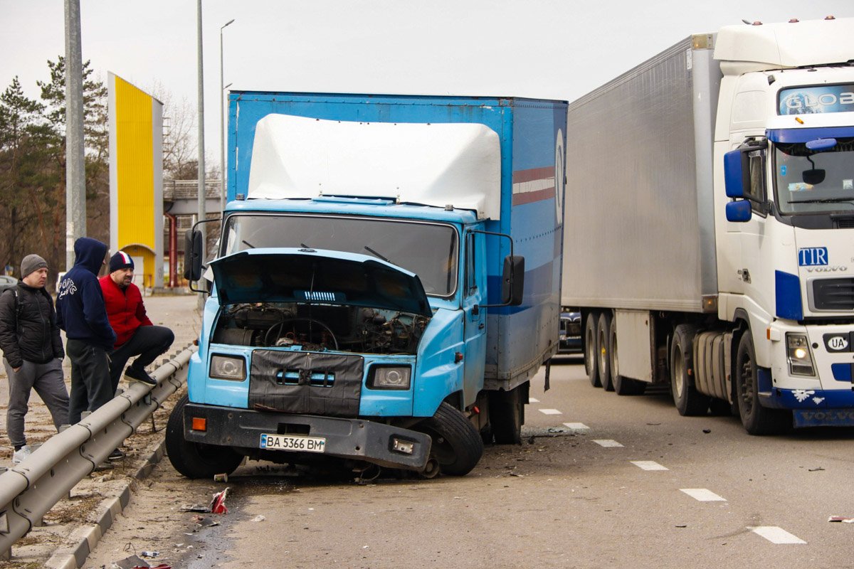 Столкнулись Infinity G37 и ЗИЛ 5301