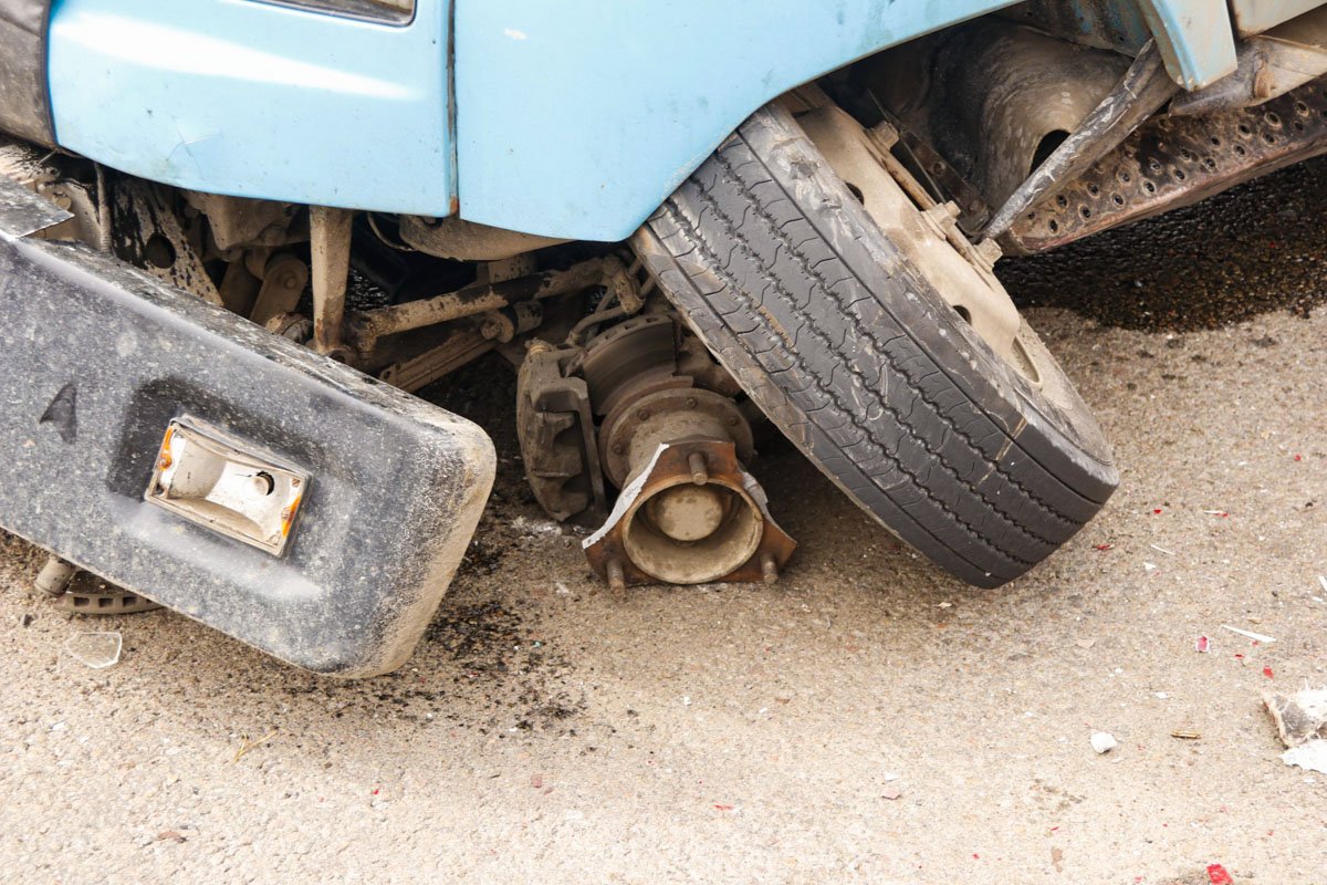 От удара легковушка перевернулась на крышу, а у ЗИЛа вырывало колесо