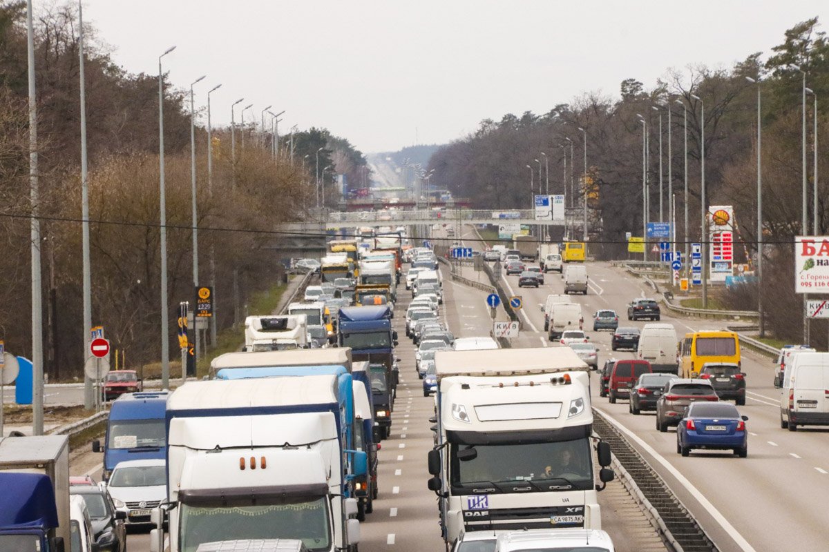 На подъезде к Киеву образовалась крупная пробка, так как ДТП заняло две полосы