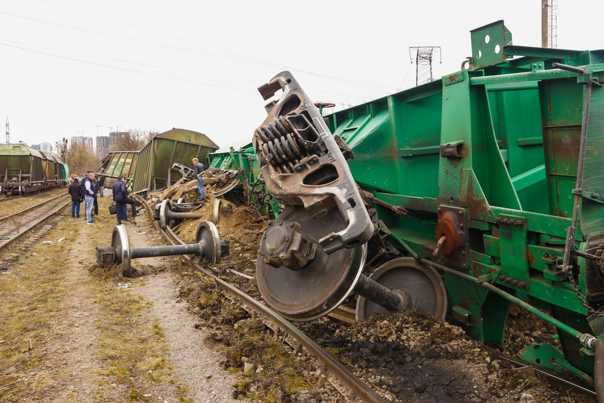 На маневровой ветке с рельсов сошли семь вагонов состава На маневровой ветке с рельсов сошли семь вагонов состава
