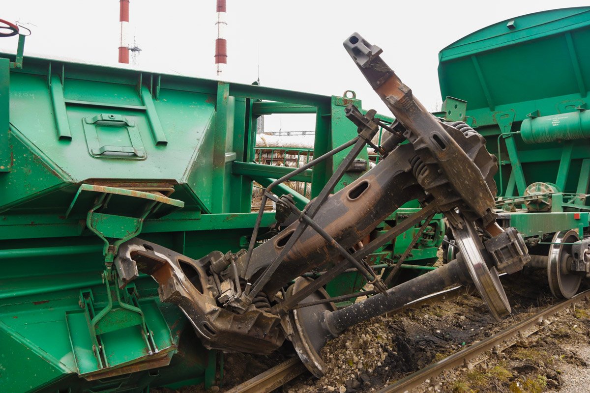На данный момент часть вагонов лежат на боку, а у некоторых колесные пары с тележками оторвало от основания вагона На данный момент часть вагонов лежат на боку, а у некоторых колесные пары с тележками оторвало от основания вагона