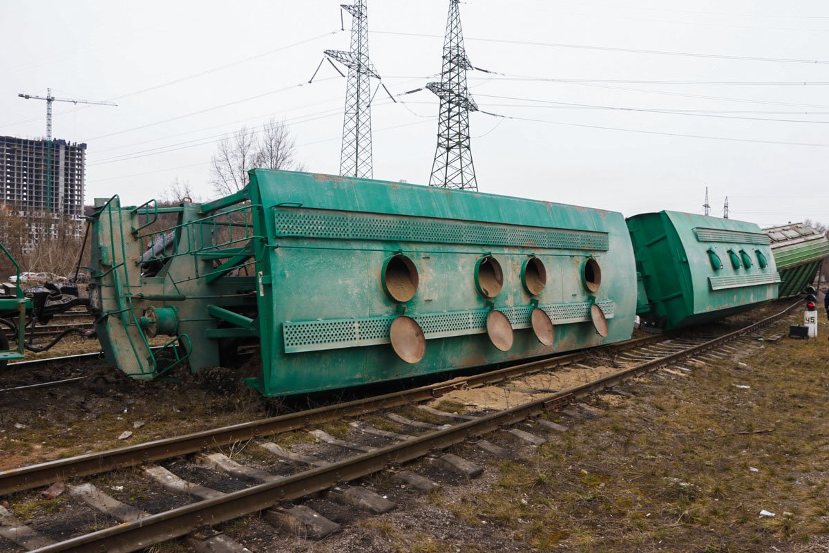 Часть поврежденных вагонов новые. Что стало причиной инцидента будет ясно только после проведения множества экспертиз Часть поврежденных вагонов новые. Что стало причиной инцидента будет ясно только после проведения множества экспертиз
