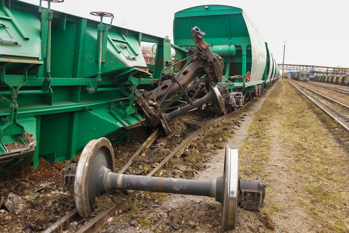 В Киеве на Выдубичах с рельсов сошел поезд: вагоны разбросаны вдоль путей 6