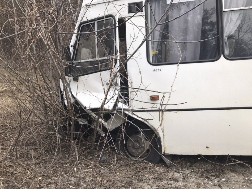 Лоб в лоб столкнулись автобус №753 и автомобиль Skoda Лоб в лоб столкнулись автобус №753 и автомобиль Skoda