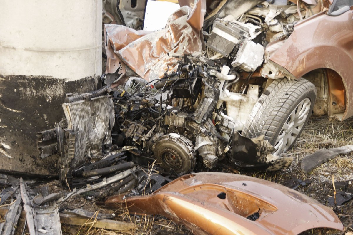 На прямом участке дороги автомобиль влетел в опору недостроенного моста, которая находится на обочине