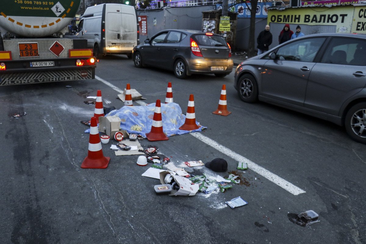 Бензовоз сбил пешехода, который переходил дорогу в неположенном месте